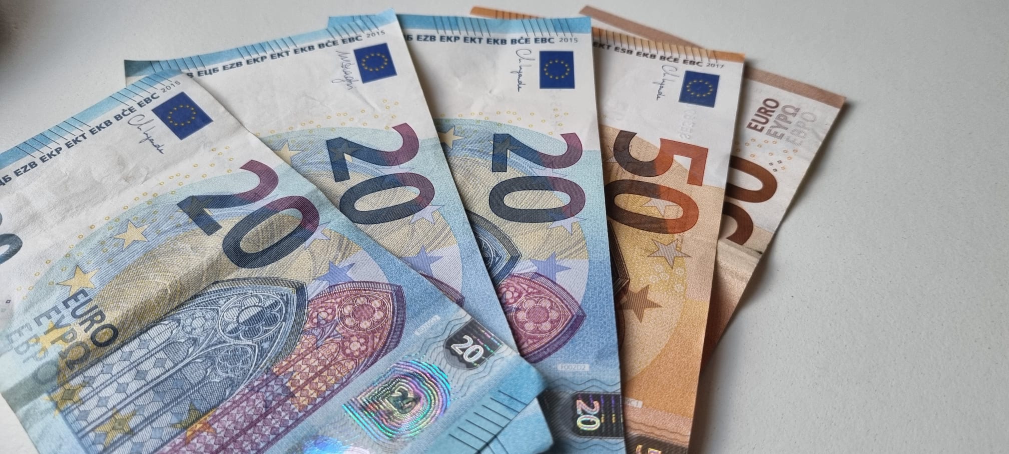 Ancora troppi falsari all'opera in Italia: come riconoscere le banconote  false - Lo Strillone
