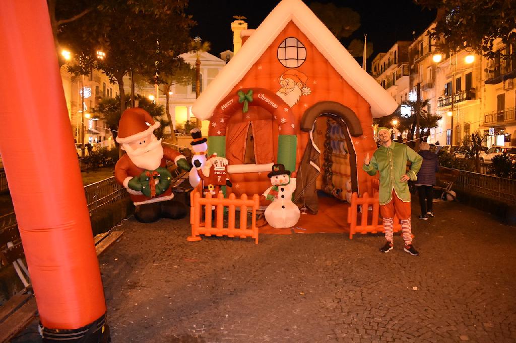 Galleria Torre Annunziata Le Foto Della Casa Di Babbo Natale In